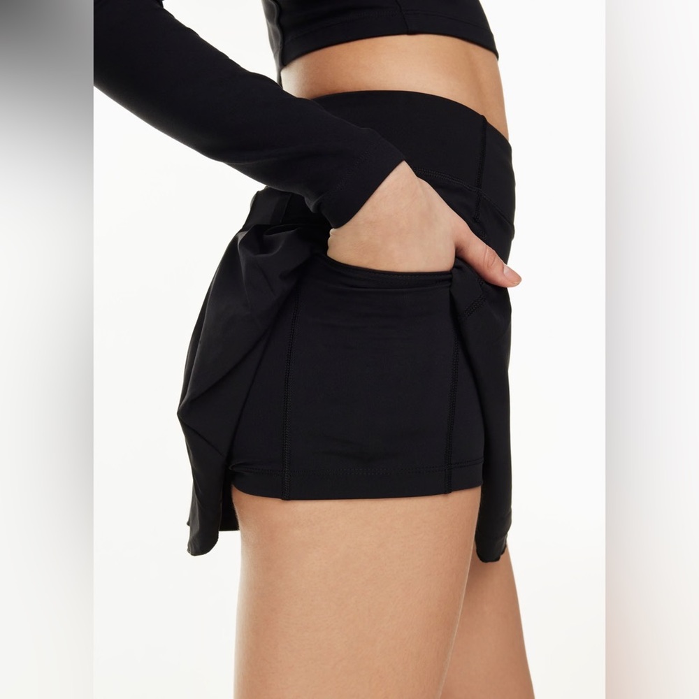 Aritzia TnaMOVE Serve Micro skirt/skort, Size S NWT